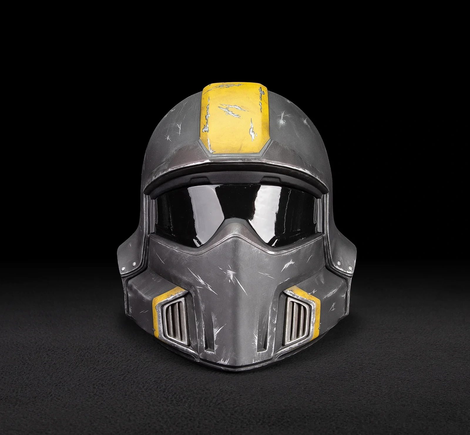 Helldivers 2: B-01 Tactical Helmet 1:1 Scale Replica - Battle Damaged Edition